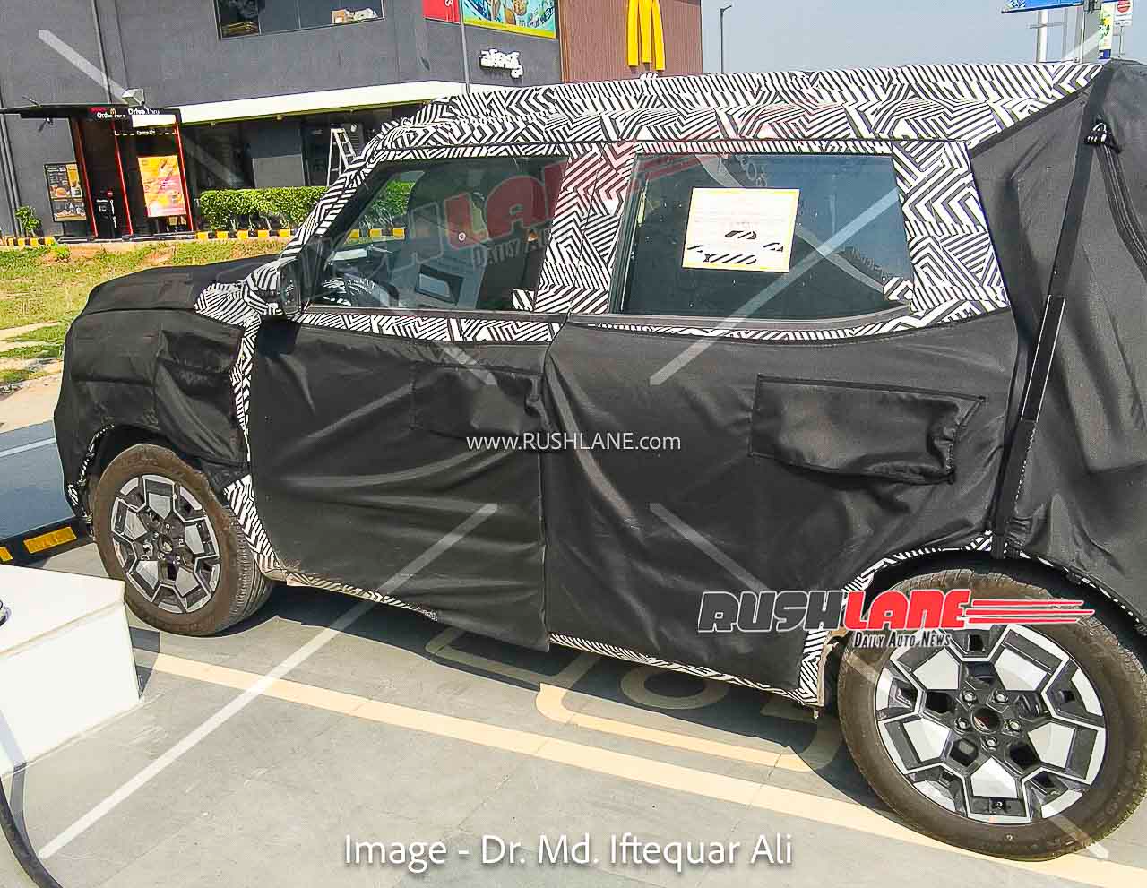 SUV điện hoàn toàn mới của Hyundai thử nghiệm trên đường phố: Dài không quá 4 m, định vị dưới Creta, dự kiến ra mắt năm sau - Ảnh 1.