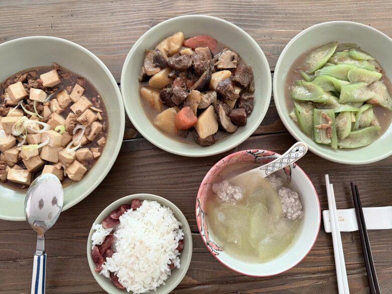 Sau sinh con, Hà Tuệ hồi phục và về dáng bằng các bữa cơm nhà đầy đủ dinh dưỡng.