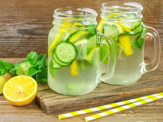 Chanh, dưa leo và bạc hà tạo thành thức uống thanh mát, dễ uống. Công thức này giúp chị em bổ sung nước, đồng thời tạo cảm giác sảng khoái trong ngày.