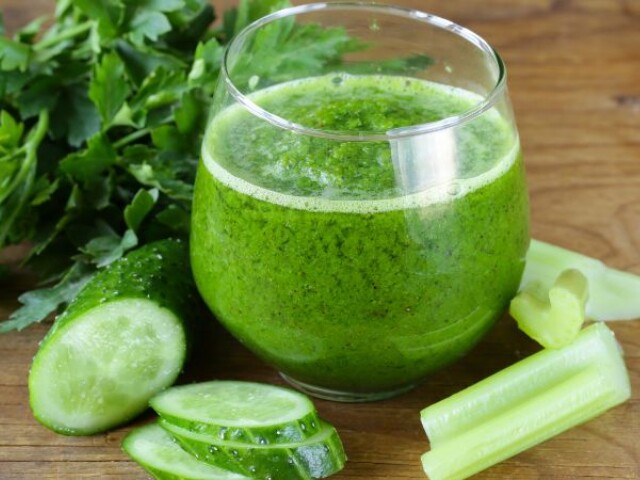 Nước ép cần tây chứa nhiều nước cùng một số vitamin, khoáng chất và chất xơ. Đây là lựa chọn được nhiều chị em yêu thích khi muốn xây dựng chế độ ăn uống lành mạnh.