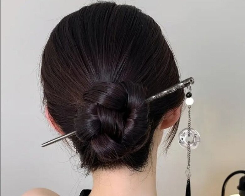 Phái đẹp có thể búi gọn toàn bộ mái tóc để tạo cảm giác thanh thoát và làm nổi bật đường nét gương mặt.