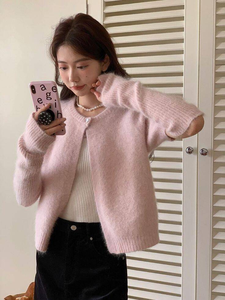Cardigan mềm mại kết hợp jeans trẻ trung, thêm đôi khuyên tai hoặc vòng cổ ngọc trai sẽ giúp outfit cân bằng giữa nữ tính và năng động, cực kỳ dễ diện.