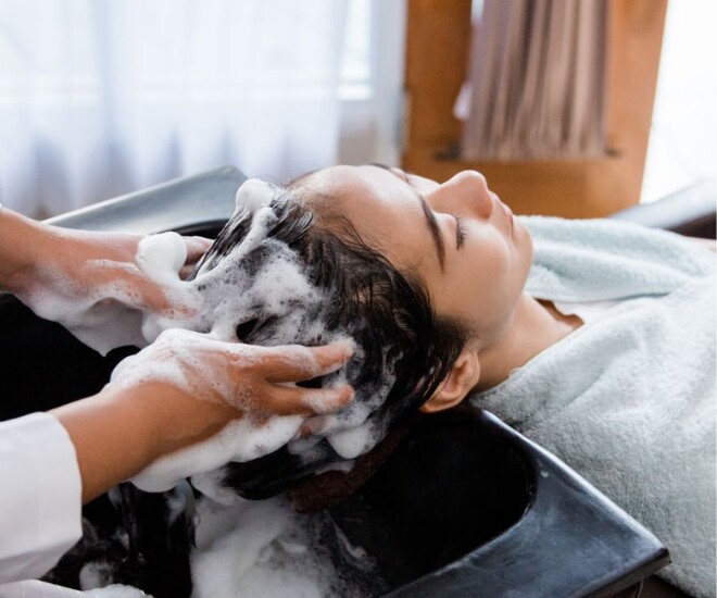 Nước quá nóng có thể khiến tóc và da đầu khô hơn. Chị em nên dùng nước ấm vừa phải, massage nhẹ nhàng để làm sạch tóc mà không gây tác động mạnh.
