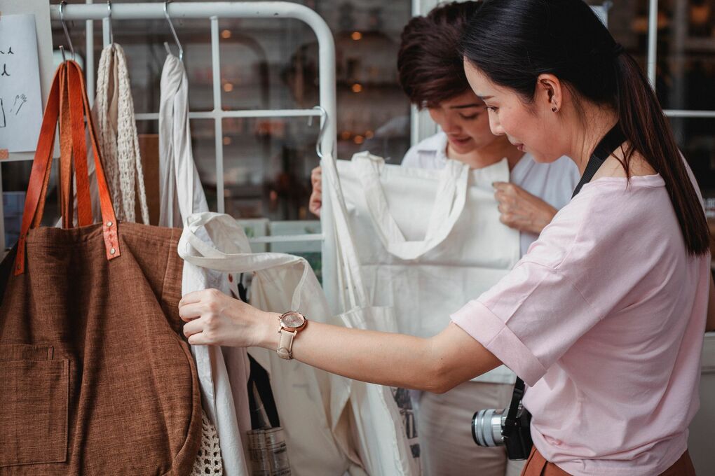 Người tiêu dùng lựa chọn túi vải tái sử dụng nhiều lần. Ảnh: Pexels