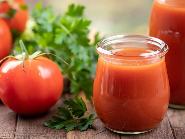 Cà chua giàu vitamin C, kali và lycopene - hợp chất chống oxy hóa được nhiều người quan tâm. Loại quả này chứa nhiều nước, dễ kết hợp trong salad, món canh hoặc ăn kèm các thực phẩm khác.