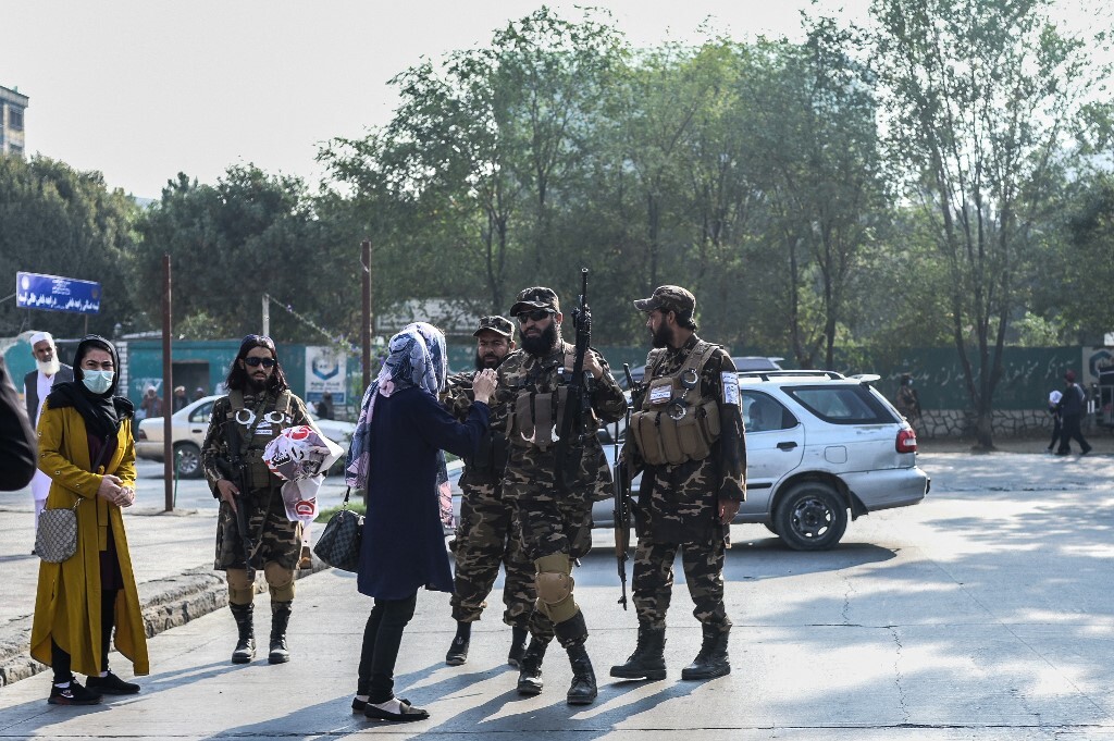 Các thành viên Taliban ngăn nhóm người biểu tình bên ngoài trường trung học ở Kabul, Afghanistan, hôm 30/9. Ảnh: AFP.