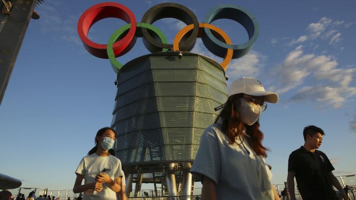 Biểu tượng Olympic trên Tháp Olympic, Bắc Kinh, Trung Quốc, hôm 1/8. Ảnh: Reuters.