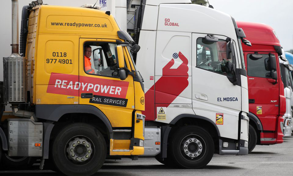 Các xe tải tại một bãi đỗ trên cao tốc ở Cobham, Anh, hôm 31/8. Ảnh: Reuters.