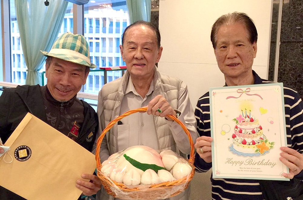 Diễn viên Trương Lôi (trái) cùng thành viên Công đoàn diễn viên đóng thế mừng sinh nhật Hoa Tử Nguyên hôm 27/2. Ảnh: Takungbao