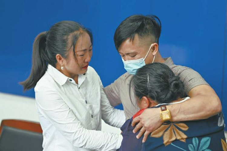 Cuộc hội ngộ của gia đình bà Mã Kế Minh và con trai Dư Chính Quỳnh ngày 23/9 tại Hà Bắc. Ảnh: sina.