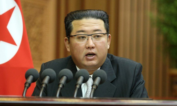 Kim Jong-un phát biểu trước Hội đồng Nhân dân Tối cao hôm 30/9. Ảnh: KCNA.