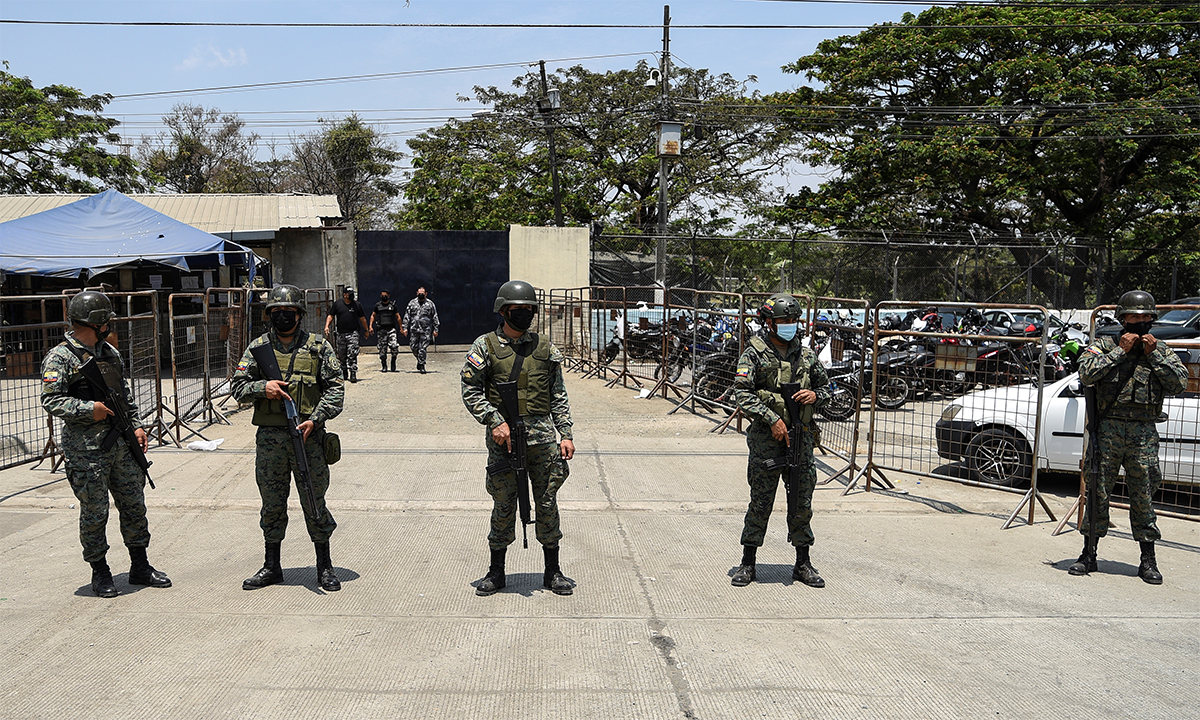 Binh sĩ Ecuador canh gác bên ngoài nhà tù Litoral ở thành phố Guayaquil ngày 1/10. Ảnh: Reuters.