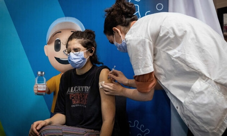 Một phụ nữ được tiêm vaccine Covid-19 ở Jerusalem ngày 30/9. Ảnh: Flash90.