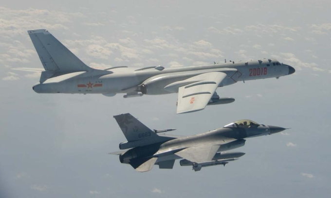 Tiêm kích F-16 của Đài Loan (dưới) bay cạnh một oanh tạc cơ H-6 của Trung Quốc trong vùng nhận dạng phòng không Đài Loan hồi tháng 2. Ảnh: AFP.