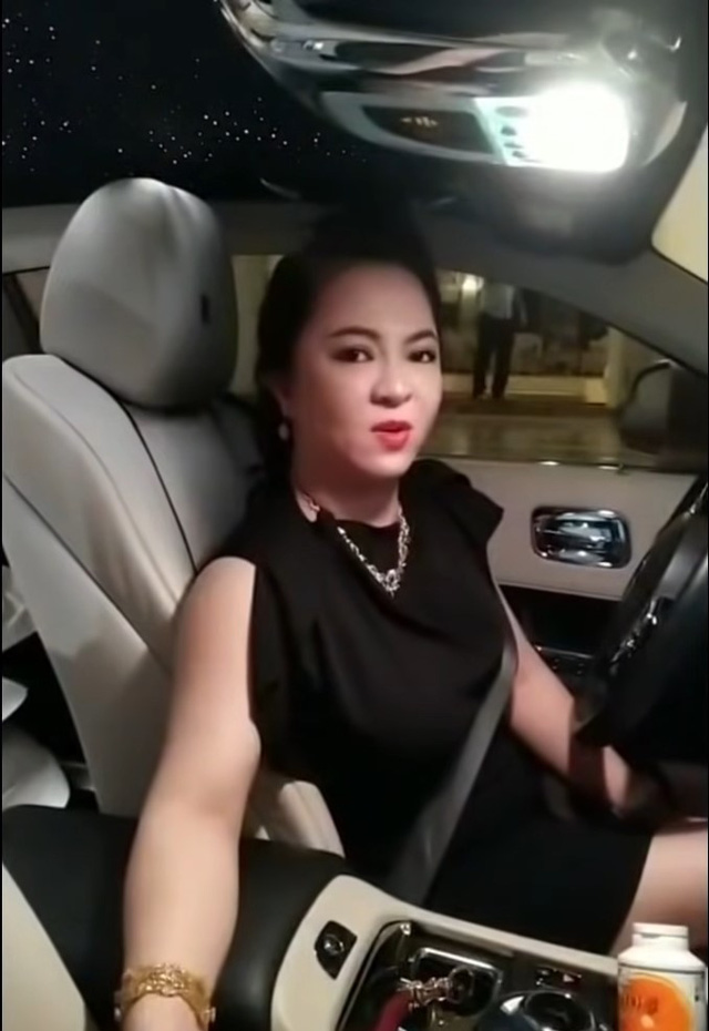 Khi streamer Nguyễn Phương Hằng khoe Rolls-Royce: Đây là xe Trung Quốc, đáng mấy tiền, quan trọng người lái có đẹp hay không thôi - Ảnh 2.