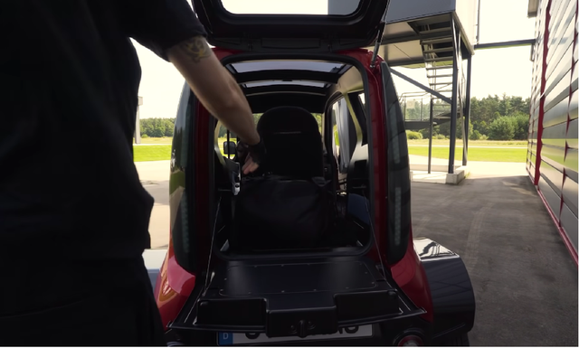 Ô tô điện tí hon thiết kế cực dị, biến hình khi cần tìm chỗ đỗ xe, sạc đầy pin đi 180km - Ảnh 5. Ô tô điện tí hon thiết kế cực dị, biến hình khi cần tìm chỗ đỗ xe, sạc đầy pin đi 180km - Ảnh 5.