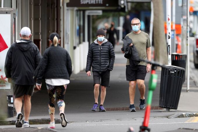 Người dân đeo khẩu trang tập thể dục ở Auckland, New Zealand, ngày 26/8. Ảnh: Reuters.