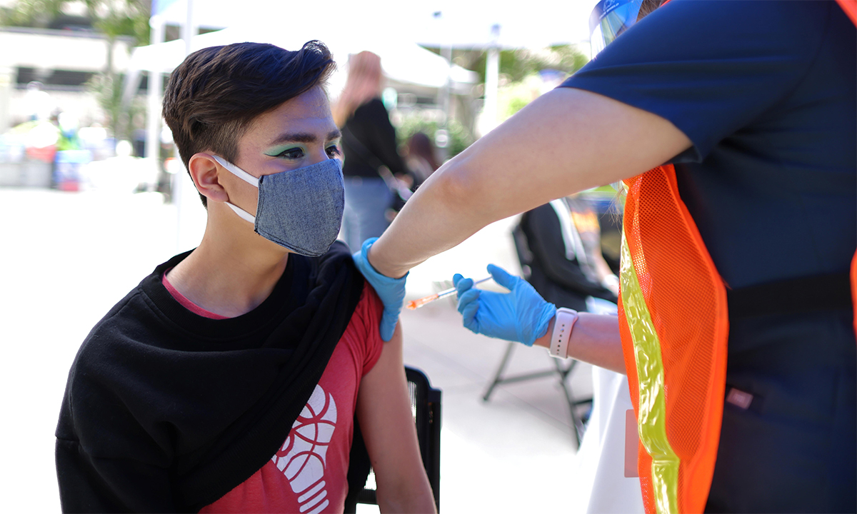 Nhân viên y tế Mỹ tiêm vaccine Covid-19 cho một thiếu niên 16 tuổi tại Pasadena, California ngày 14/5. Ảnh: Reuters.