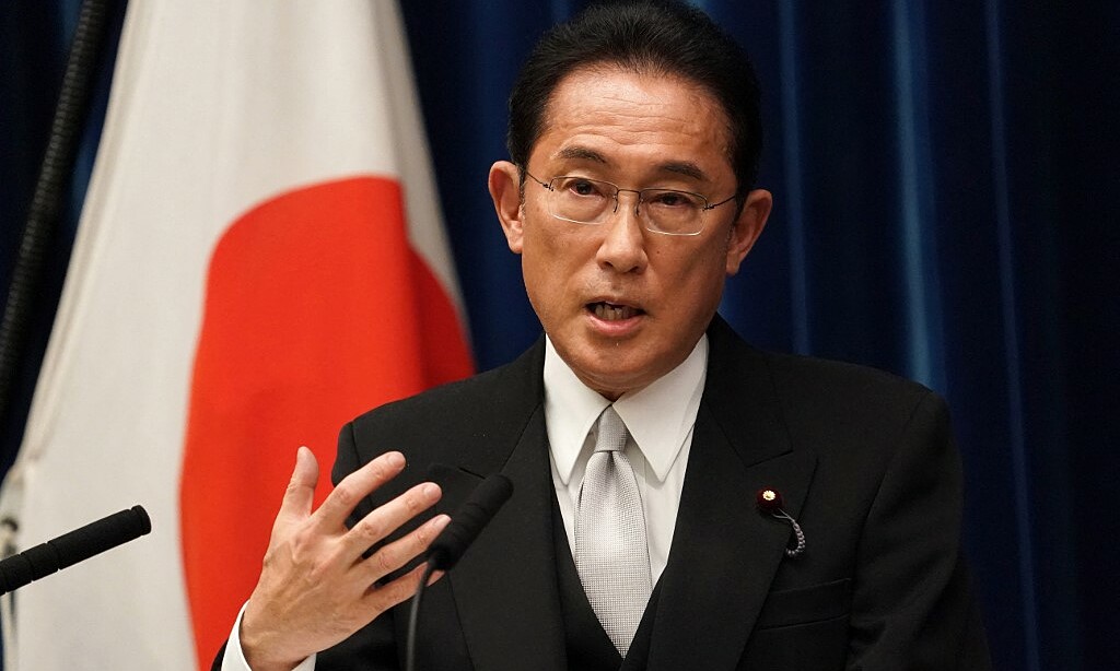 Tân thủ tướng Nhật Bản Fumio Kishida phát biểu trong cuộc họp báo tại dinh thủ tướng ở Tokyo hôm nay. Ảnh: AFP
