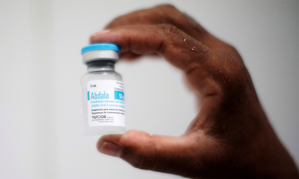 Nhân viên y tế Cuba cầm một lọ đựng vaccine Abdala tại một trung tâm tiêm chủng ở thủ đô Havana ngày 23/6. Ảnh: Reuters.