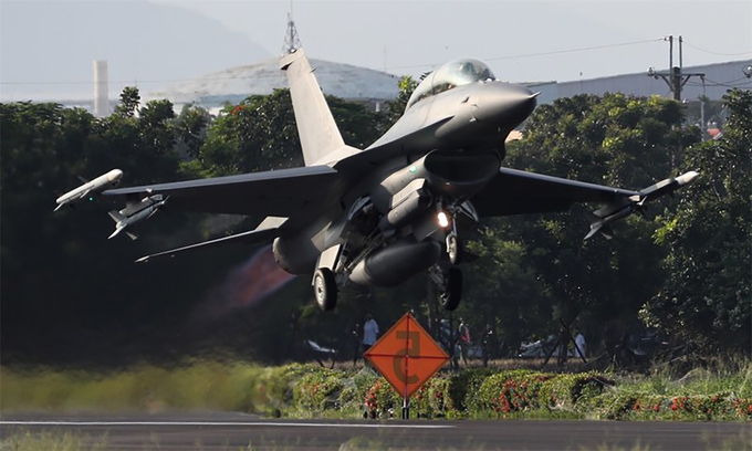 Tiêm kích F-16V của phòng vệ trên không Đài Loan cất cánh từ đường băng dã chiến trên cao tốc ở huyện Bình Đông ngày 15/9. Ảnh: CNA.