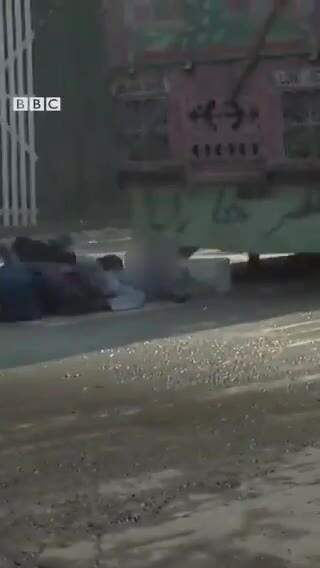 Trẻ em Afghanistan trốn dưới gầm xe tải để buôn lậu