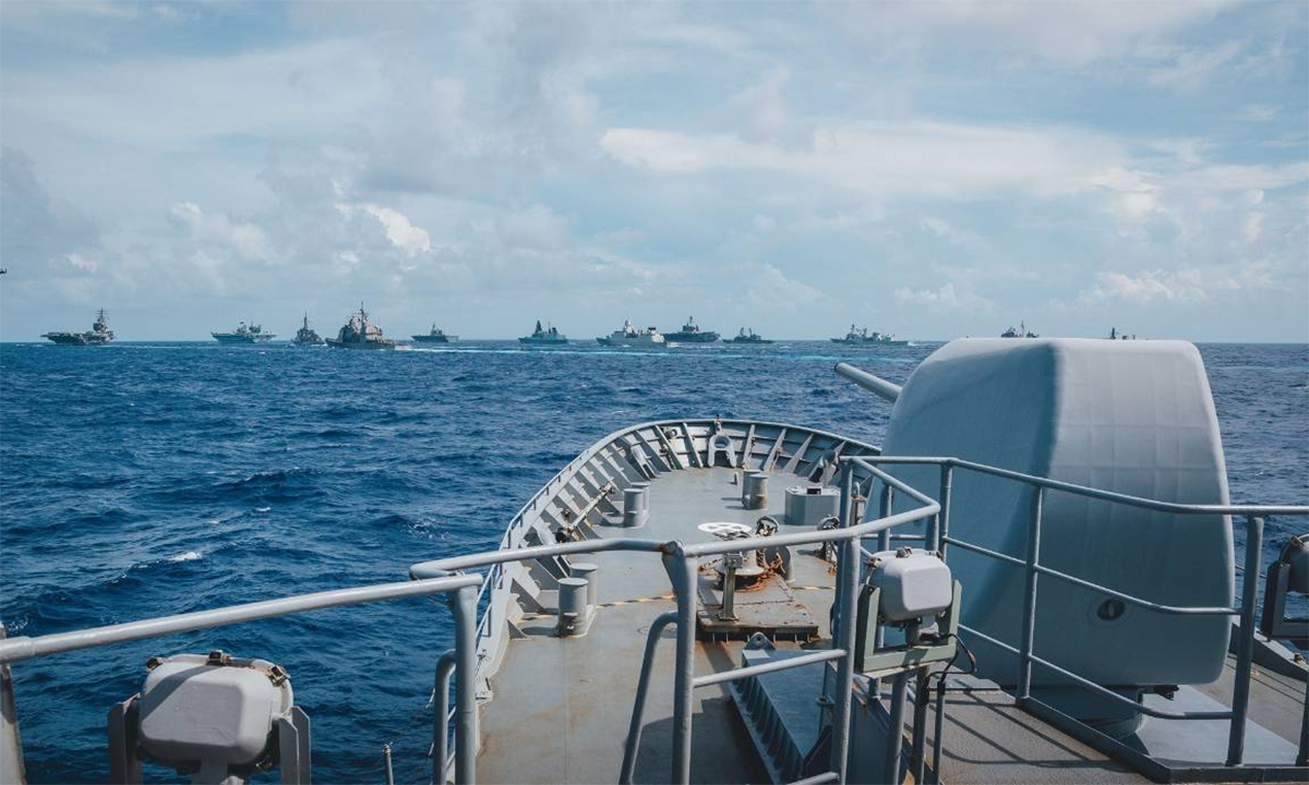 Hộ vệ hạm HMZNS Te Kaha của New Zealand tham gia diễn tập chung cùng 16 chiến hạm của 5 nước trên Biển Philippines ngày 3/10. Ảnh: Phòng vệ New Zealand.