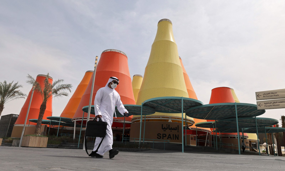 Du khách đi bên ngoài khu triển lãm Expo 2020 ở Dubai, UAE hôm 3/10. Ảnh: AFP.