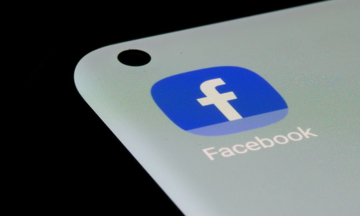 Ảnh chụp ứng dụng Facebook trên một màn hình điện thoại thông minh ngày 13/7. Ảnh: Reuters.