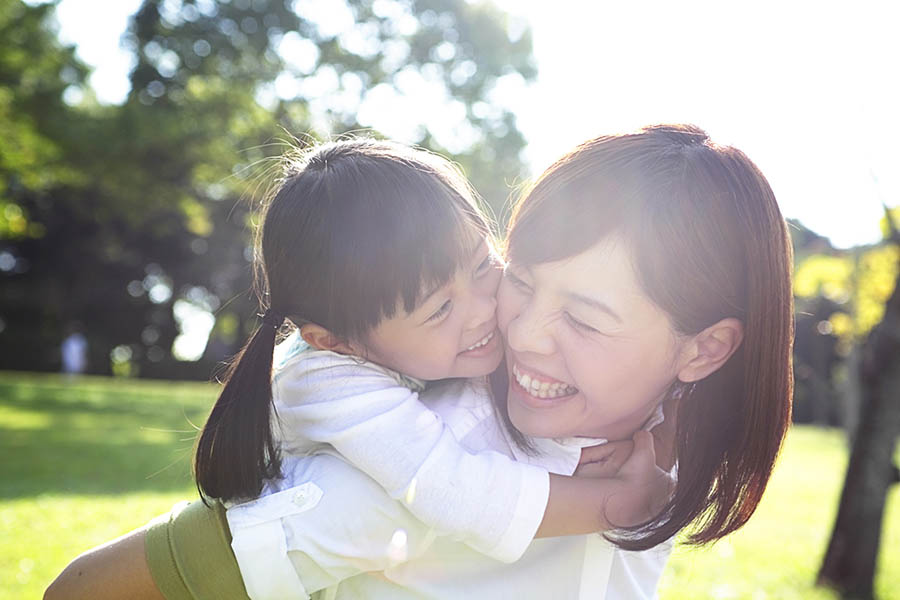 8 cách bố mẹ có thể nuôi dưỡng con mình trở thành người sống giàu tình cảm - 1