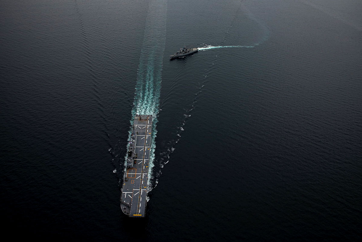 Tàu tấn công đổ bộ HMAS Canberra và tàu hộ vệ tên lửa HMAS Anzac tham gia cuộc diễn tập trong Chiến dịch Ấn Độ Dương - Thái Bình Dương 2021. Nguồn: Bộ Quốc phòng Australia