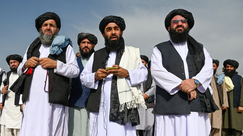 Phát ngôn viên Taliban Zabihullah Mujahid (giữa) trả lời báo chí tại sân bay Kabul, Afghanistan hồi tháng 8. Ảnh: AFP.