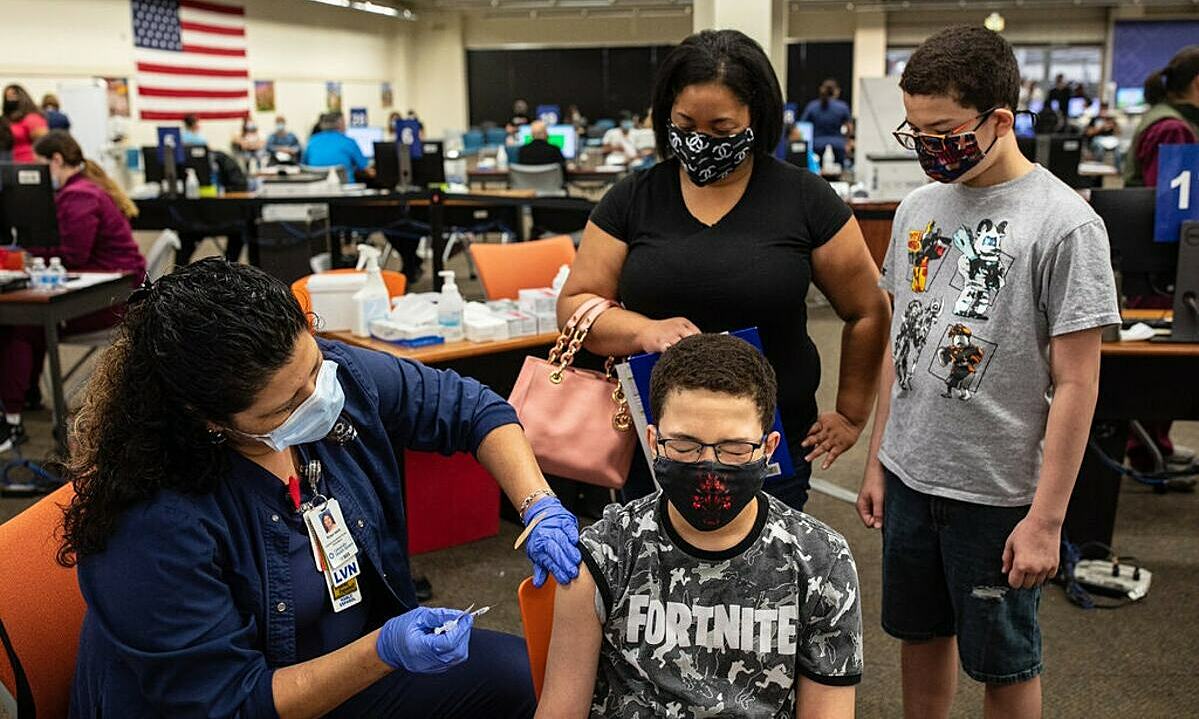 Damarcus Crimes, 13 tuổi, được tiêm một mũi vaccine Covid-19 của Pfizer-BioNTech tại San Antonio, bang Texas, Mỹ vào tháng 5. Ảnh: New York Times.