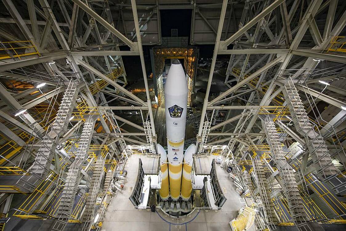 Tên lửa hạng nặng Delta IV của nhà thầu United Launch Alliance, mang kiện hàng mật của NRO, được phóng từ căn cứ không quân Vandenberg, bang California vào ngày 26/4. Ảnh: ULA.