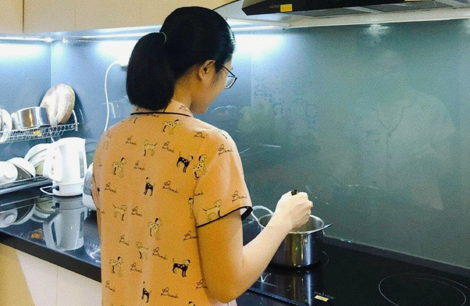 Chị Dương Thủy, ở huyện Nhà Bè, TP HCM đang nấu ăn tại nhà trong thời gian giãn cách xã hội. Ảnh: Nhân vật cung cấp.