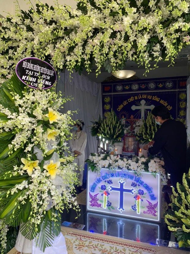 NS Hoài Linh lần đầu lộ diện sau 4 tháng ở ẩn, tiều tuỵ thấy rõ trong tang lễ bố ruột vừa qua đời tại Việt Nam - Ảnh 3.