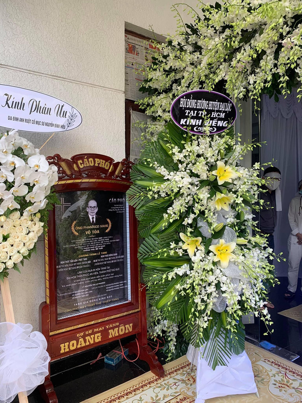 NS Hoài Linh lần đầu lộ diện sau 4 tháng ở ẩn, tiều tuỵ thấy rõ trong tang lễ bố ruột vừa qua đời tại Việt Nam - Ảnh 4.