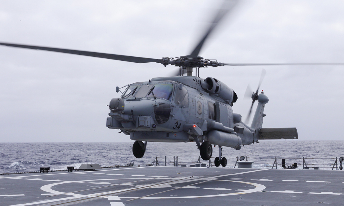 Trực thăng MH-60R của Mỹ hạ cánh trên khu trục hạm USS John Finn tại bờ biển phía Nam California ngày 31/3. Ảnh: US Navy.