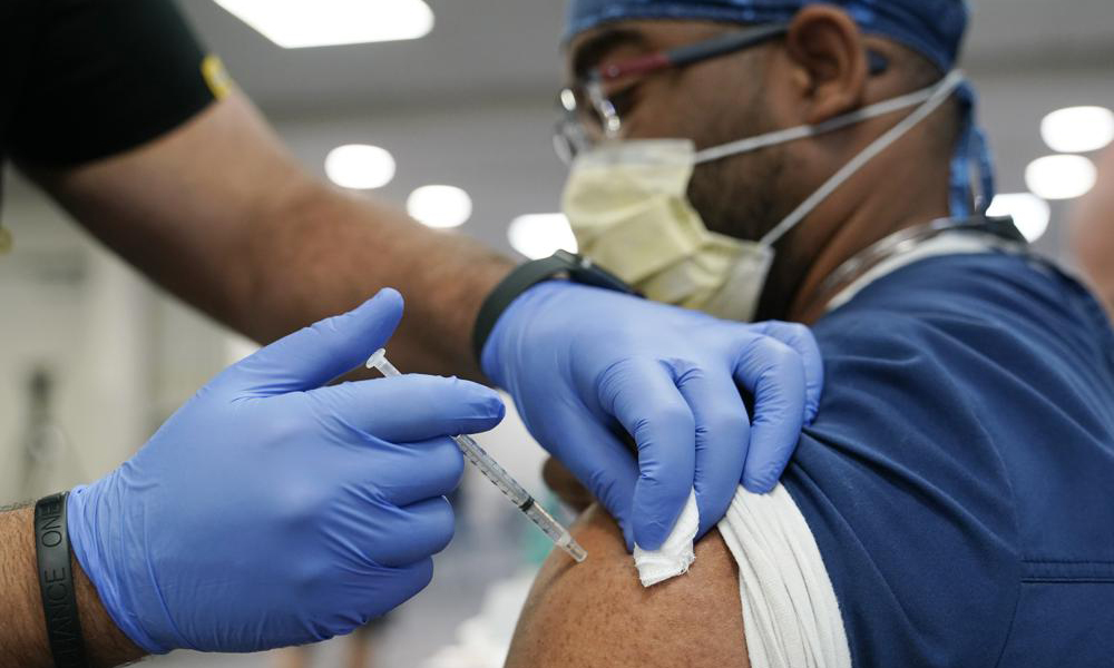Nhân viên y tế được tiêm mũi vaccine Covid-19 tăng cường của Pfizer tại thành phố Miami, bang Florida, Mỹ, hôm 5/10. Ảnh: AP.