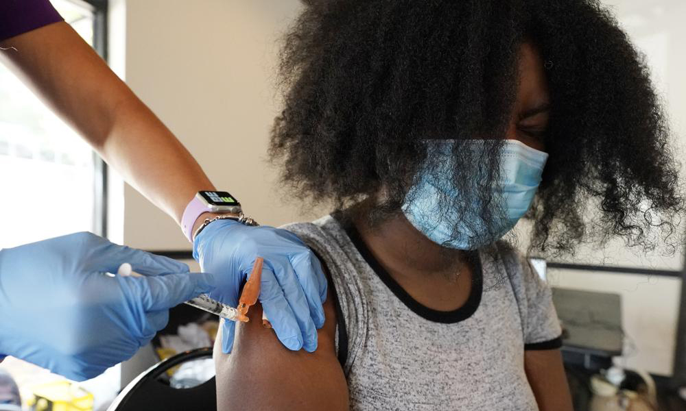Nhân viên y tế tiêm vaccine Covid-19 cho sinh viên tại thành phố Jackson, bang Mississippi, Mỹ, hôm 21/9. Ảnh: AP.