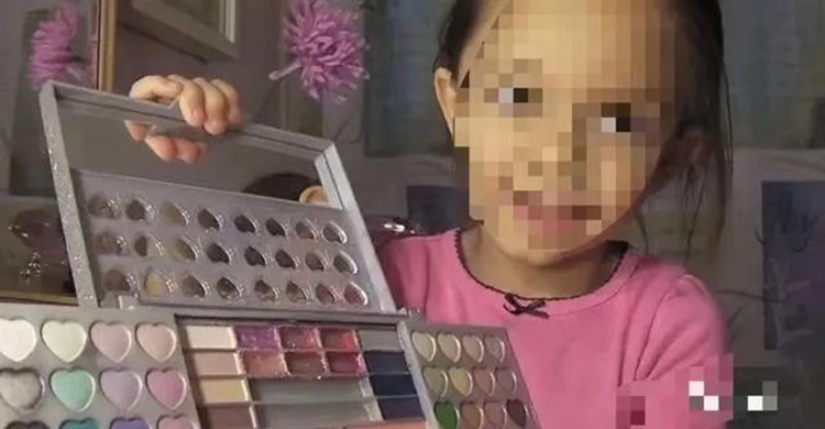 Một bé gái đang quảng cáo mỹ phẩm dành cho trẻ em trên một nền tảng xã hội tại Trung Quốc. Ảnh: kks