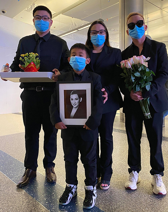 Từ phải sang: anh họ Phi Nhung - Thanh Huy, Wendy Phạm - con gái cố ca sĩ và người thân chờ nhận tro cốt tại sân bay Los Angeles. Ảnh: Thanh Huy cung cấp