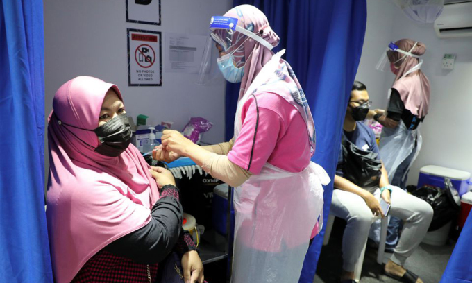 Người dân được tiêm vaccine Covid-19 tại Kuala Lumpur, Malaysia, hôm 12/7. Ảnh: Reuters.