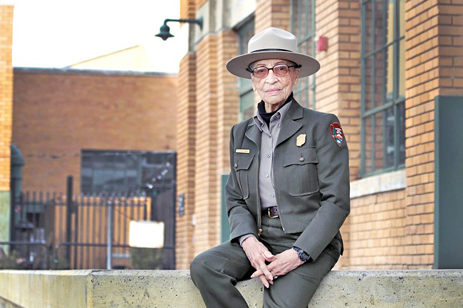 Cụ Betty Reid Soskin trong tự hào trong bộ đồng phục ở sinh nhật tuổi 100. Ảnh: Washington Post