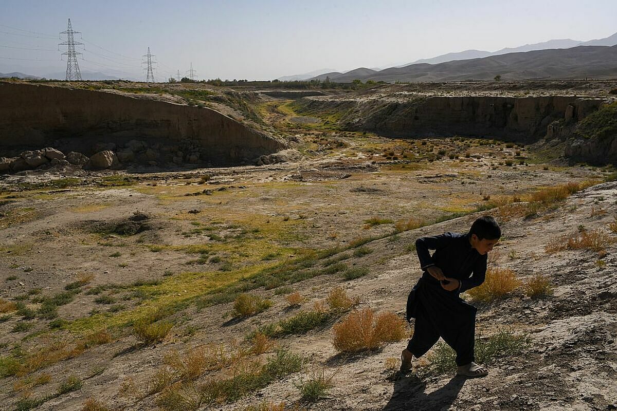 Một lòng sông khô ở Dasht-e-Top, Afghanistan - nơi những người nông dân từ nhiều năm nay không thể trồng trọt bất kỳ loại cây nào. Ảnh: WSJ