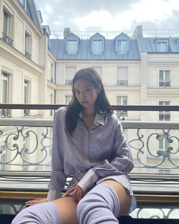 Jennie khoe bộ ảnh nguy hiểm ở Paris: Khoe chân mlem ở góc hiểm hóc như... không mặc quần, fan nơm nớp lo idol hớ hênh - Ảnh 3.