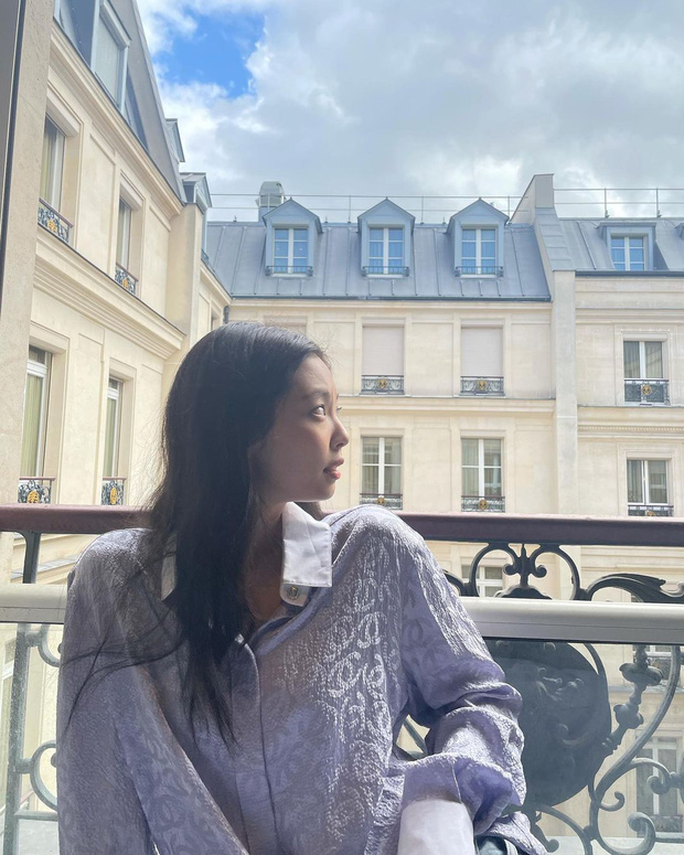 Jennie khoe bộ ảnh nguy hiểm ở Paris: Khoe chân mlem ở góc hiểm hóc như... không mặc quần, fan nơm nớp lo idol hớ hênh - Ảnh 5.