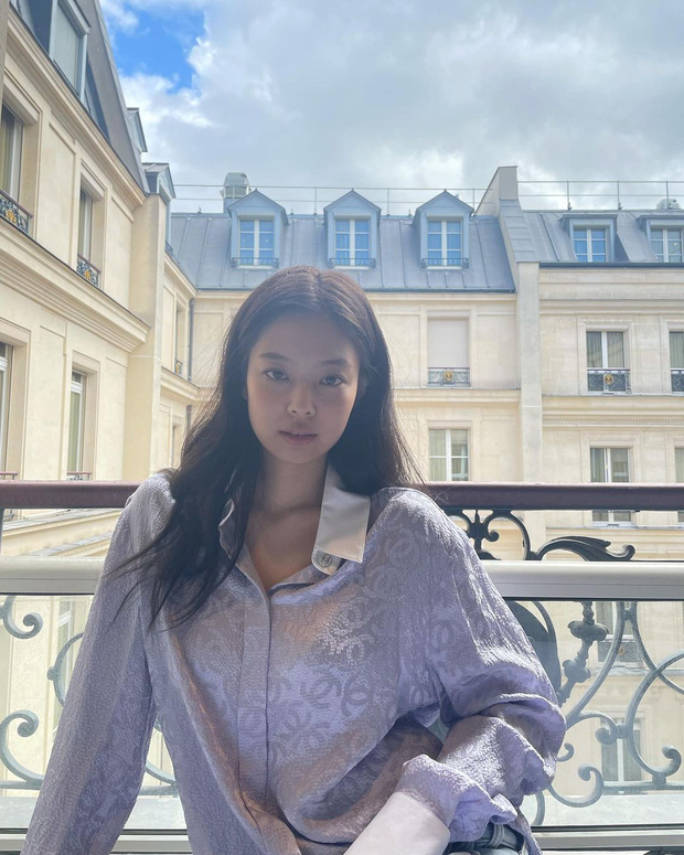 Jennie khoe bộ ảnh nguy hiểm ở Paris: Khoe chân mlem ở góc hiểm hóc như... không mặc quần, fan nơm nớp lo idol hớ hênh - Ảnh 6.