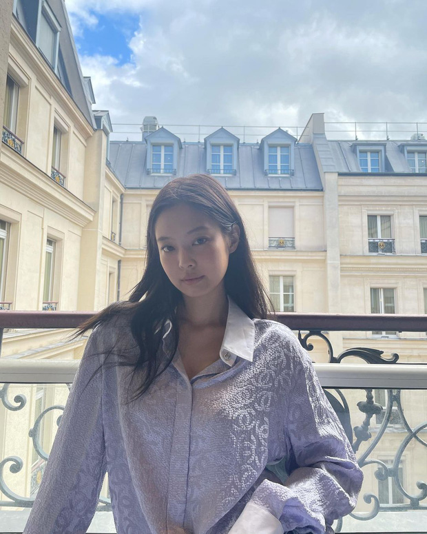 Jennie khoe bộ ảnh nguy hiểm ở Paris: Khoe chân mlem ở góc hiểm hóc như... không mặc quần, fan nơm nớp lo idol hớ hênh - Ảnh 7.