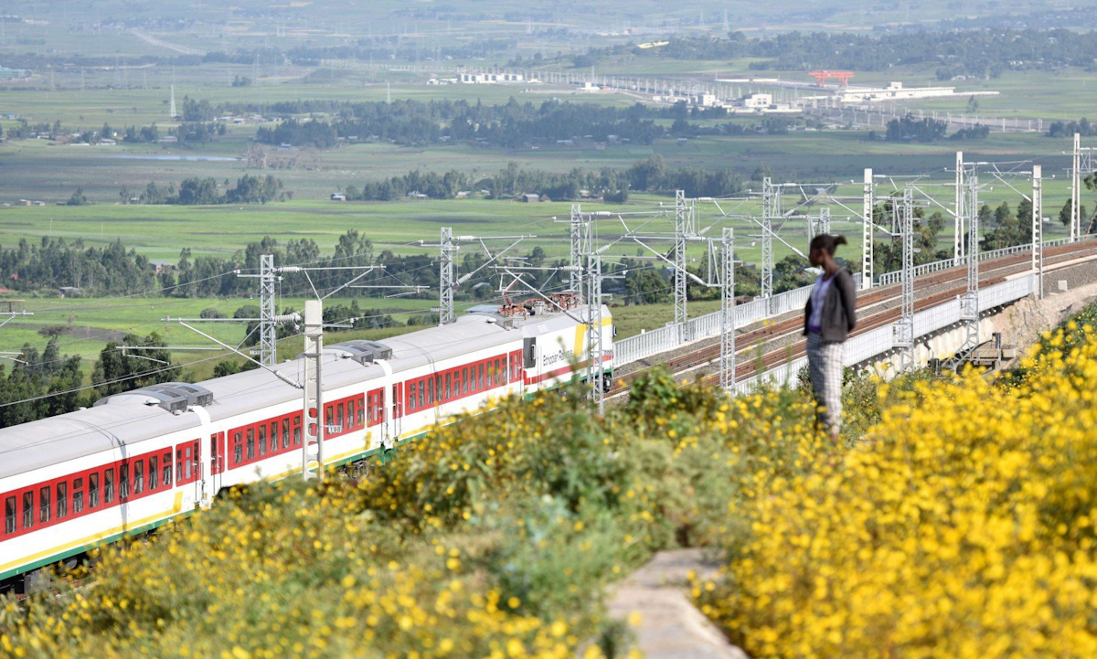 Đoàn tàu chạy trên tuyến đường sắt điện hiện đại đầu tiên Ethiopia-Djibouti tại Addis Ababa, Ethiopia vào tháng 10/2016. Ảnh: Xinhua.